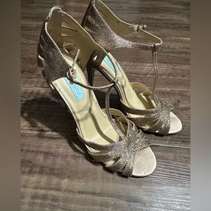 BETSEY JOHNSON Tee Gold Glittery Strappy Heel Shoes Party Cocktail Size 9